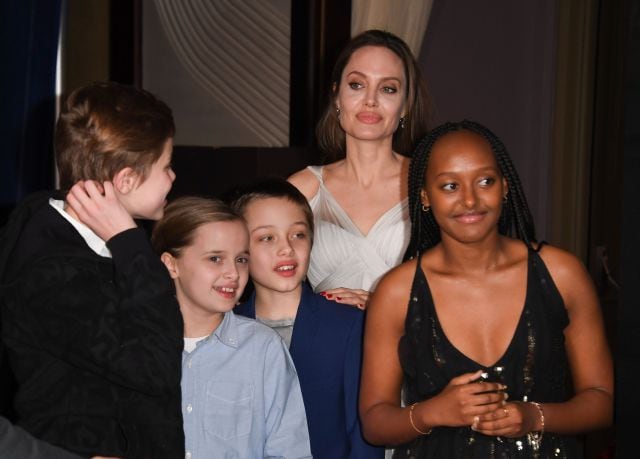 Angelina Jolie con sus hijos.