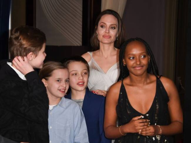 Angelina Jolie con sus hijos.