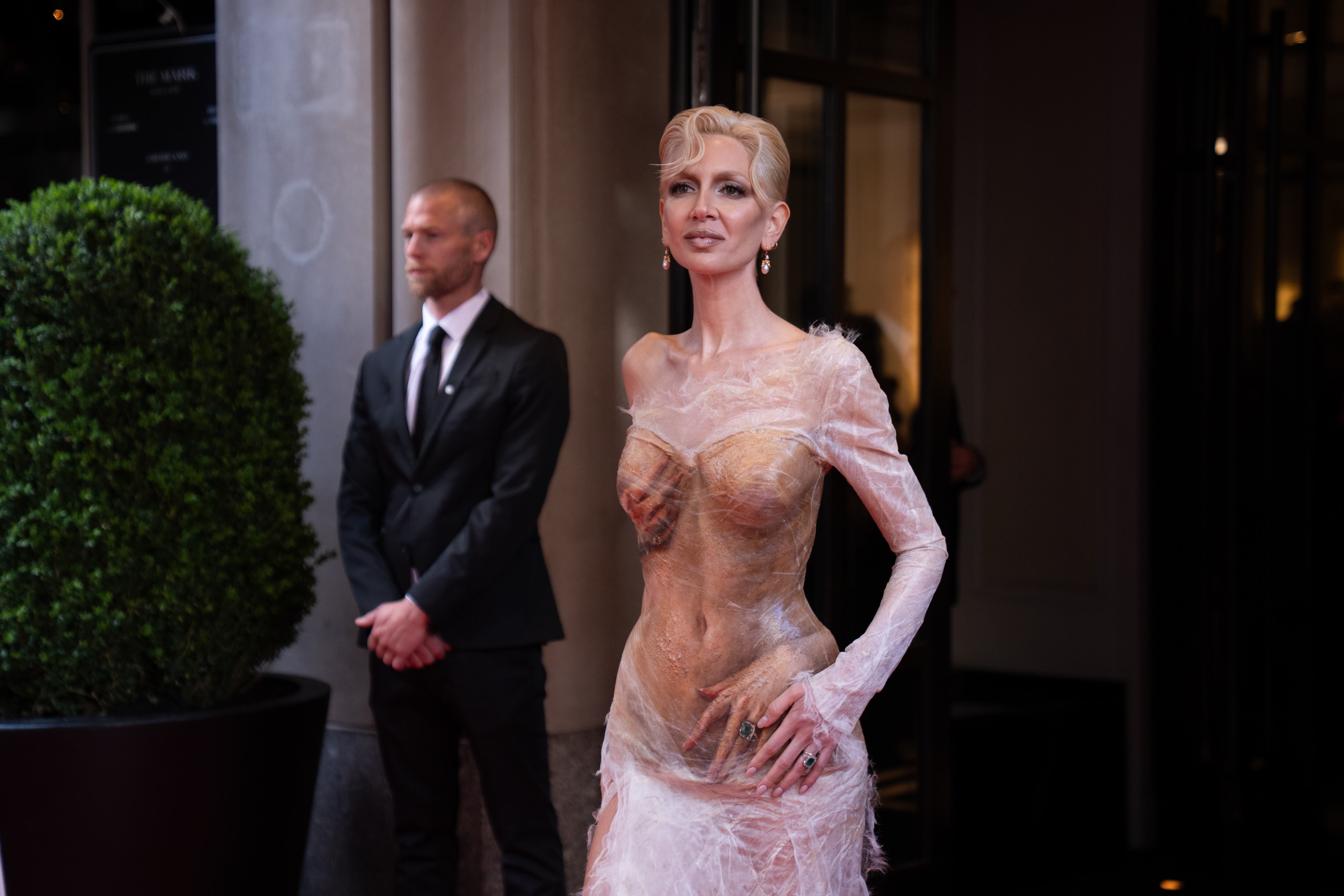 Sabine Getty de camino a la MET Gala 2026.