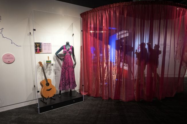 Algunos de los objetos que se pueden ver en la exhibición &#039;Shakira, Shakira: The Grammy Museum Experience&#039;.