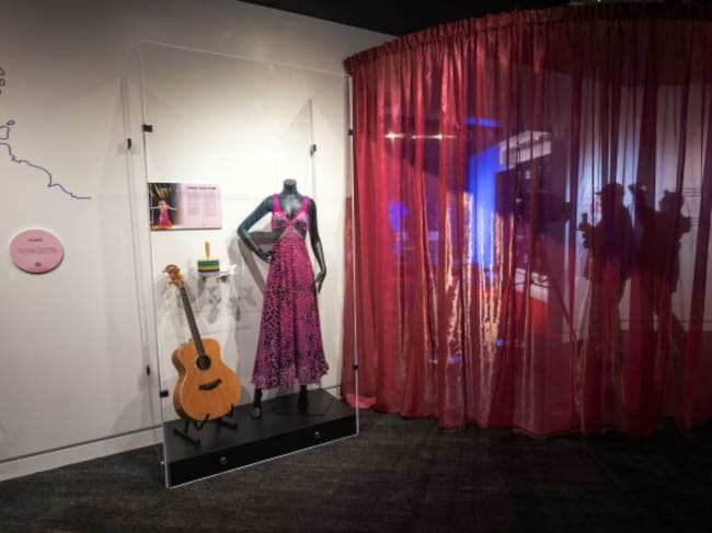 Algunos de los objetos que se pueden ver en la exhibición 'Shakira, Shakira: The Grammy Museum Experience'.