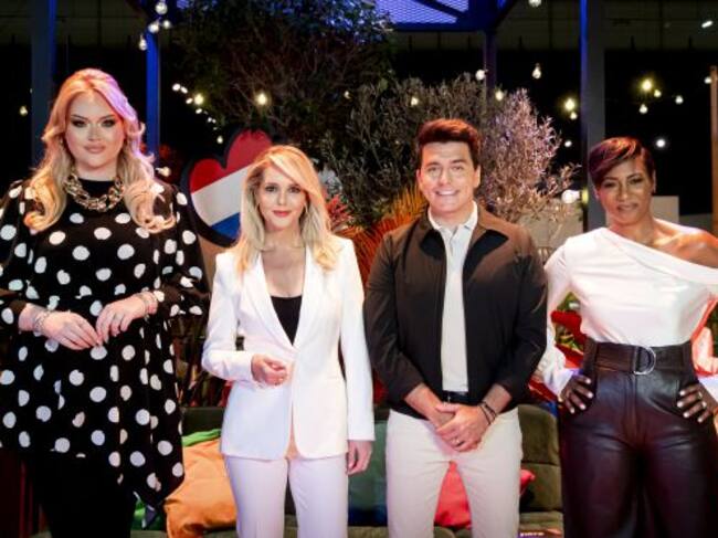 Los cuatro presentadores en la presentación de Eurovisión 2021