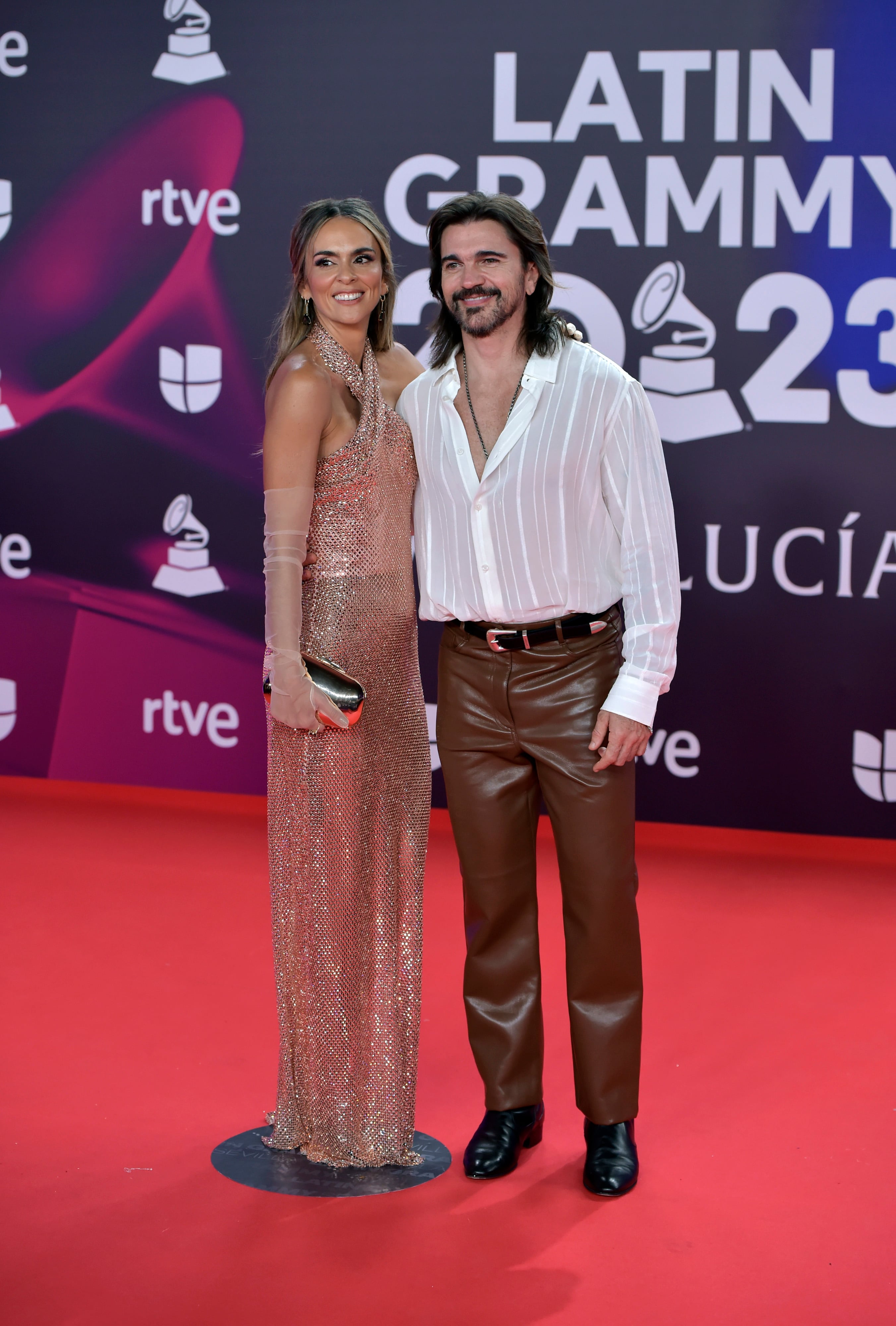 Hemos visto varias parejas a la llegada a los premios y una de ellas ha sido la veterana formada por Juanes y Karen Martínez. El colombiano nos tenía deparada alguna sorpresa para la noche.