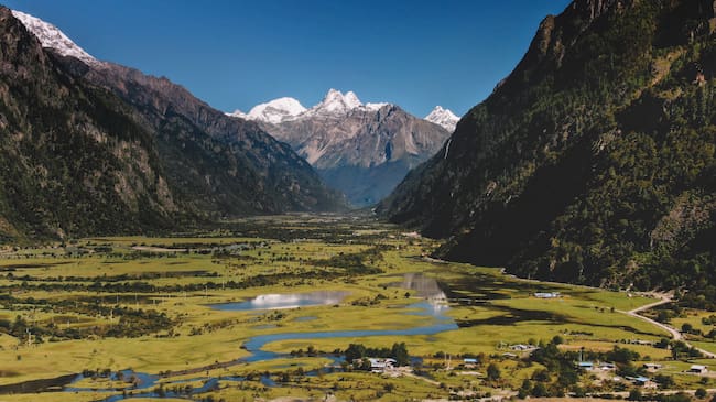 Las características de los valles tibetanos han agravado la catástrofe.