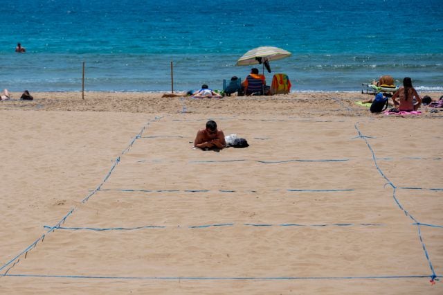 Playa de Benidorm (Alicante) con medidas de seguridad para garantizar el distanciamiento social.