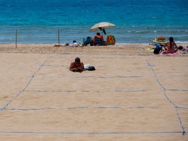 Playa de Benidorm (Alicante) con medidas de seguridad para garantizar el distanciamiento social.
