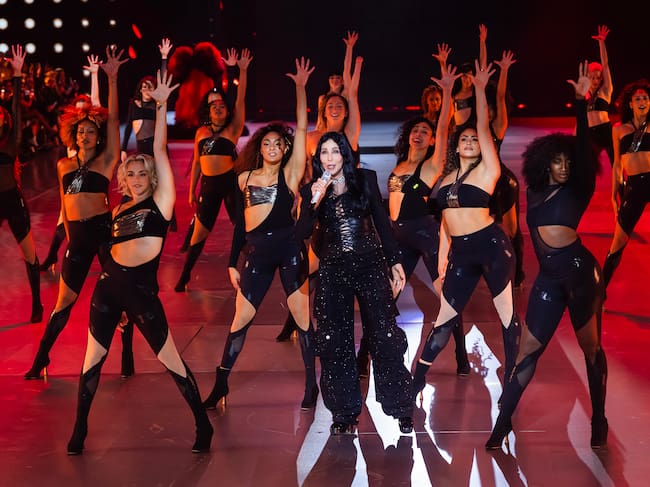 Había mucha expectación por ver a Cher en el desfile y la cantante no defraudó. En la quinta parte del desfile, salió rodedada de bailarines para interpretar dos clásicos: Strong Enough y Believe.