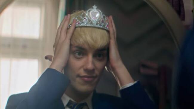 Max Harwood como Jamie en 'Todos hablan de Jamie'.