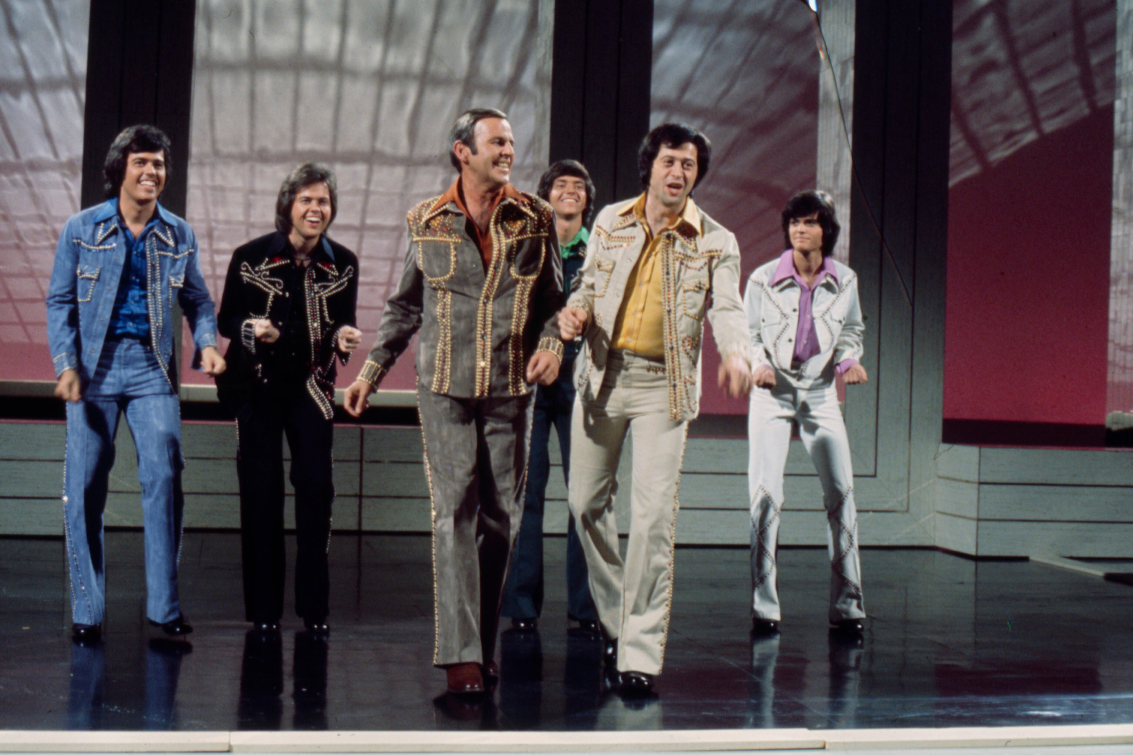 Alan Osmond, Merrill Osmond, Paul Lynde, Jay Osmond, Wayne Osmond, Donny Osmond, miembros de The Osmonds.