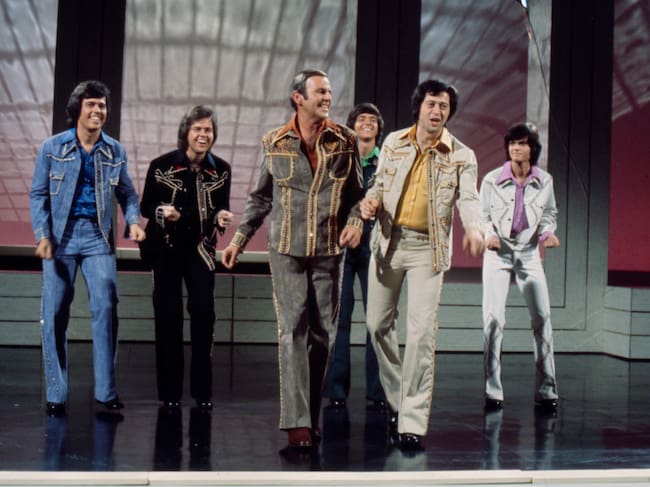 Alan Osmond, Merrill Osmond, Paul Lynde, Jay Osmond, Wayne Osmond, Donny Osmond, miembros de The Osmonds.