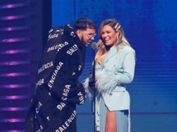 Anuel AA pide volver a Karol G en medio de una actuación en directo