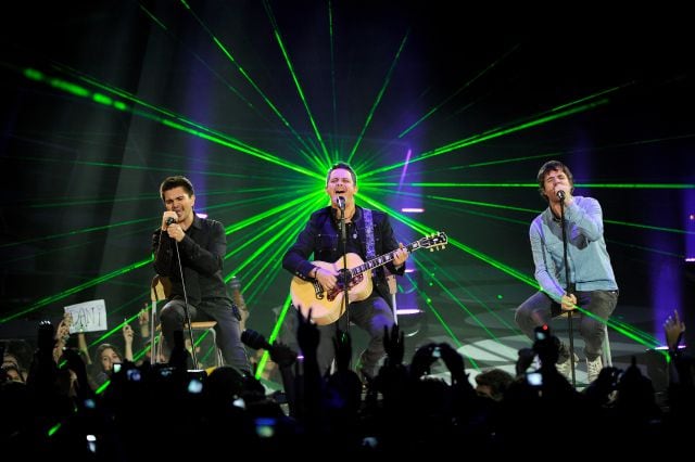 Juanes, Alejandro Sanz y Dani Martin, actuando juntos en los 40 Principales Awards 2010 en el Palacio de los Deportes de Madrid.