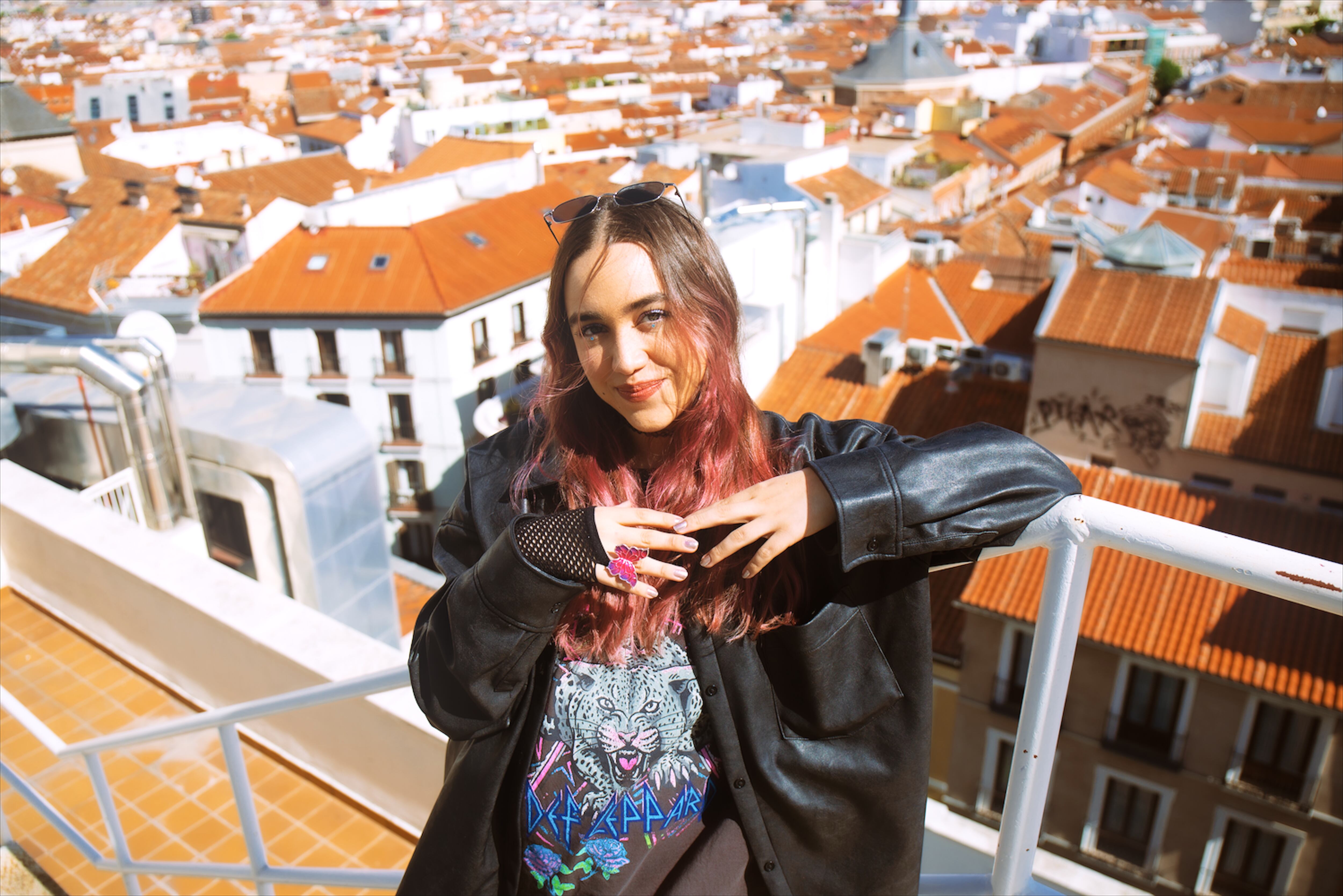 La artista colombiana Ela Taubert, visitó LOS40 para hablarnos de su éxito viral ¿Cómo pasó?, de ser telonera de Karol G y de sus metas a largo plazo. Así la retrató Natalia Casado en la terraza de LOS40 España.