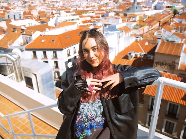 La artista colombiana Ela Taubert, visitó LOS40 para hablarnos de su éxito viral ¿Cómo pasó?, de ser telonera de Karol G y de sus metas a largo plazo. Así la retrató Natalia Casado en la terraza de LOS40 España.