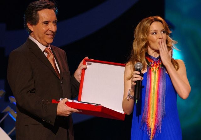 Iñaki Gabilondo le entregó el Ondas en 2004. Ella lo celebró con un beso.