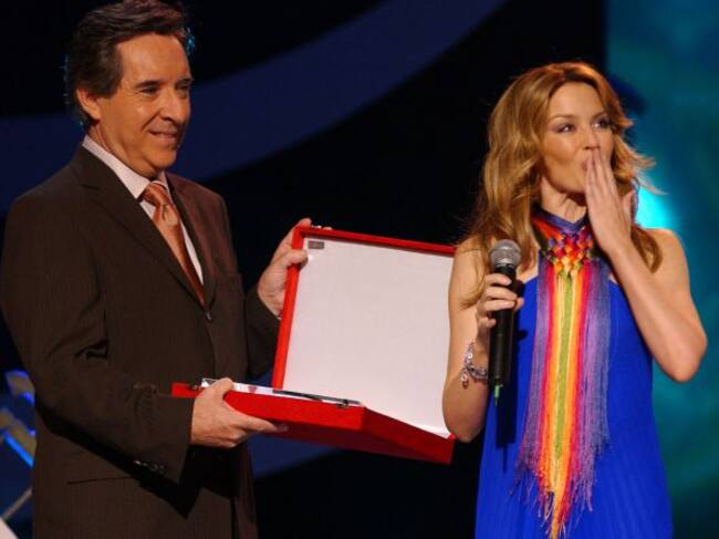 Iñaki Gabilondo le entregó el Ondas en 2004. Ella lo celebró con un beso.