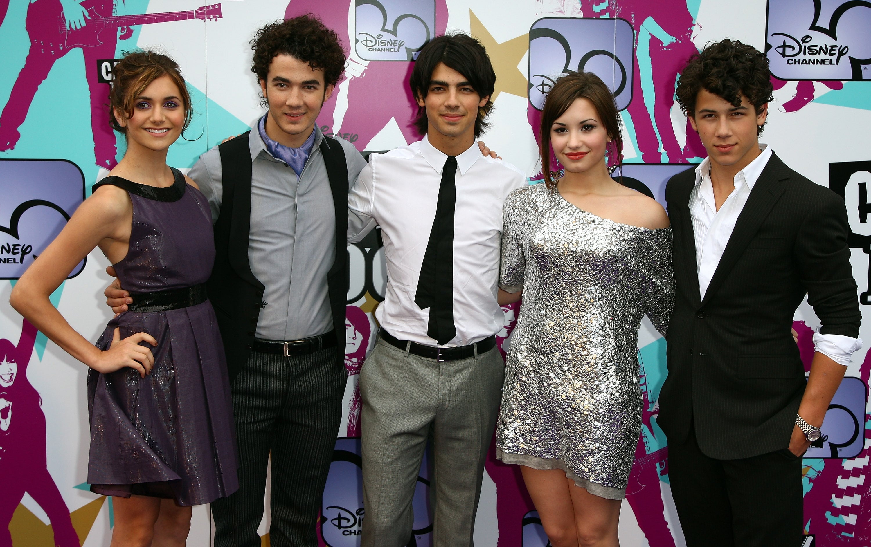 Alyson Stoner, Kevin Jonas, Joe Jonas, Demi Lovato y Nick Jonas en el estreno de Camp Rock.