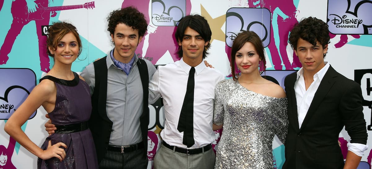 Alyson Stoner, Kevin Jonas, Joe Jonas, Demi Lovato y Nick Jonas en el estreno de Camp Rock.