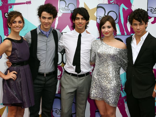 Alyson Stoner, Kevin Jonas, Joe Jonas, Demi Lovato y Nick Jonas en el estreno de Camp Rock.
