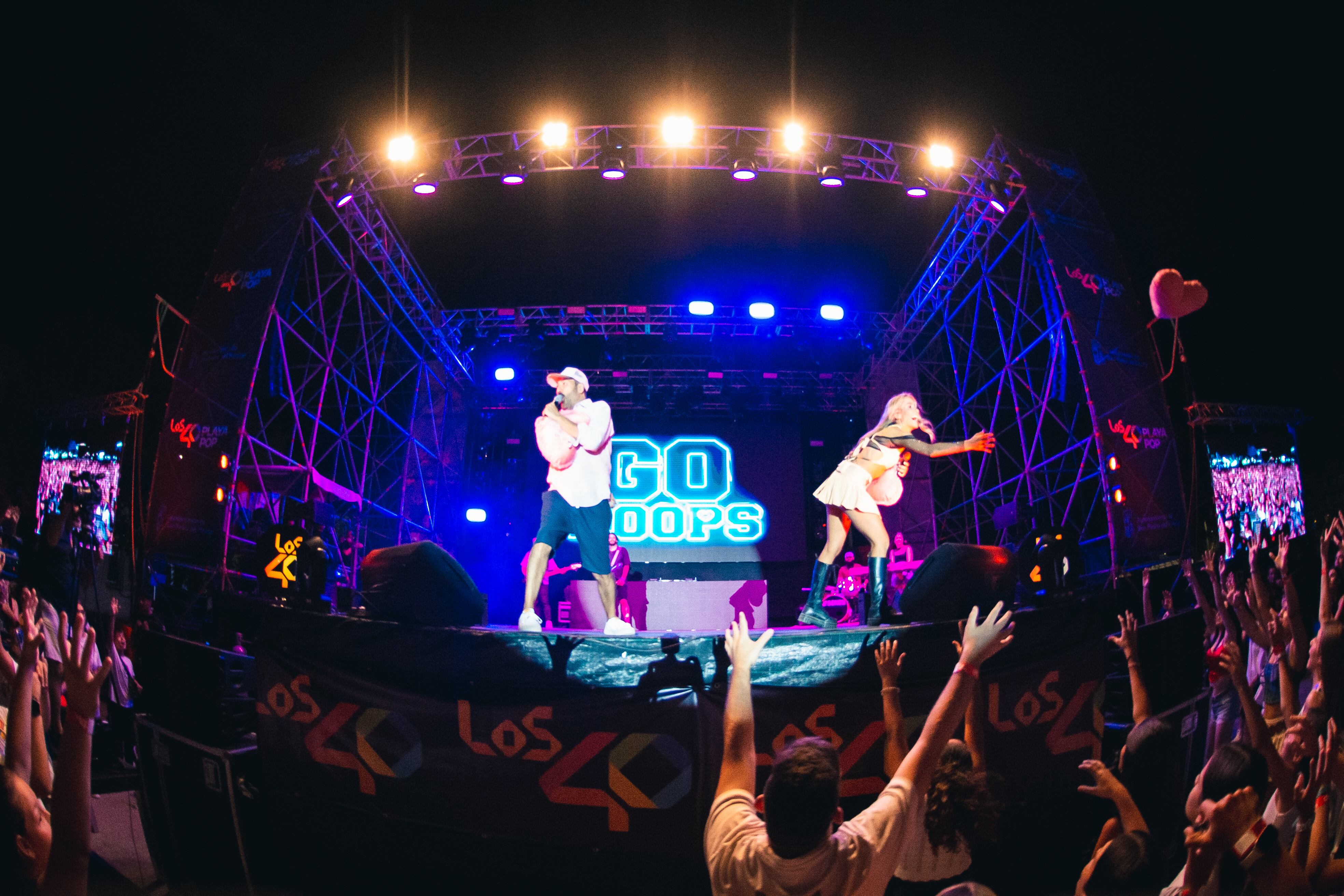 Paula Koops animó, en clave cheerleader, el ambiente con su pegadiza 'B.o.b.o'.