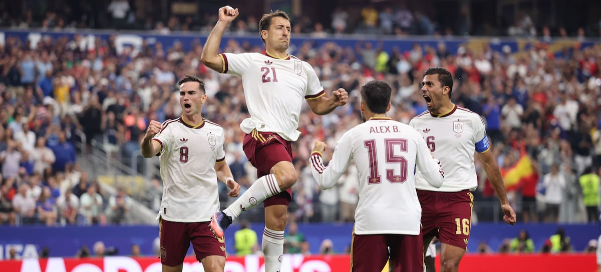Mikel Oyarzabal celebrando su gol en el partido de España - Francia.