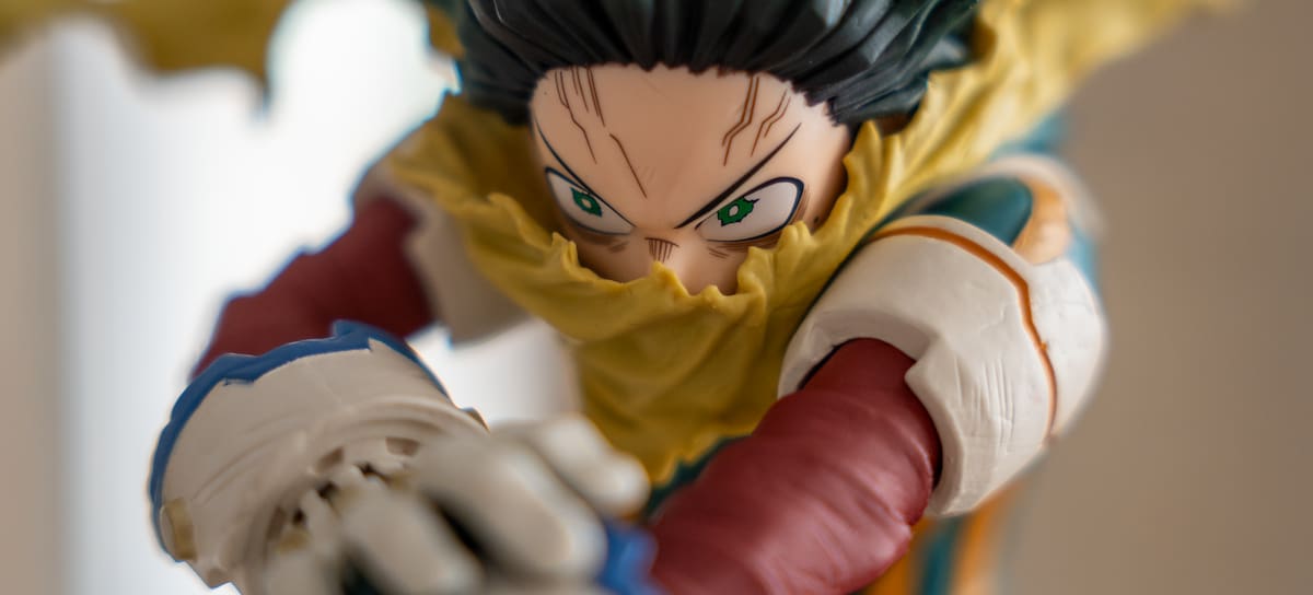 Esta figura de Deku de My Hero Academia de Banpresto pide espacio en tu estantería.
