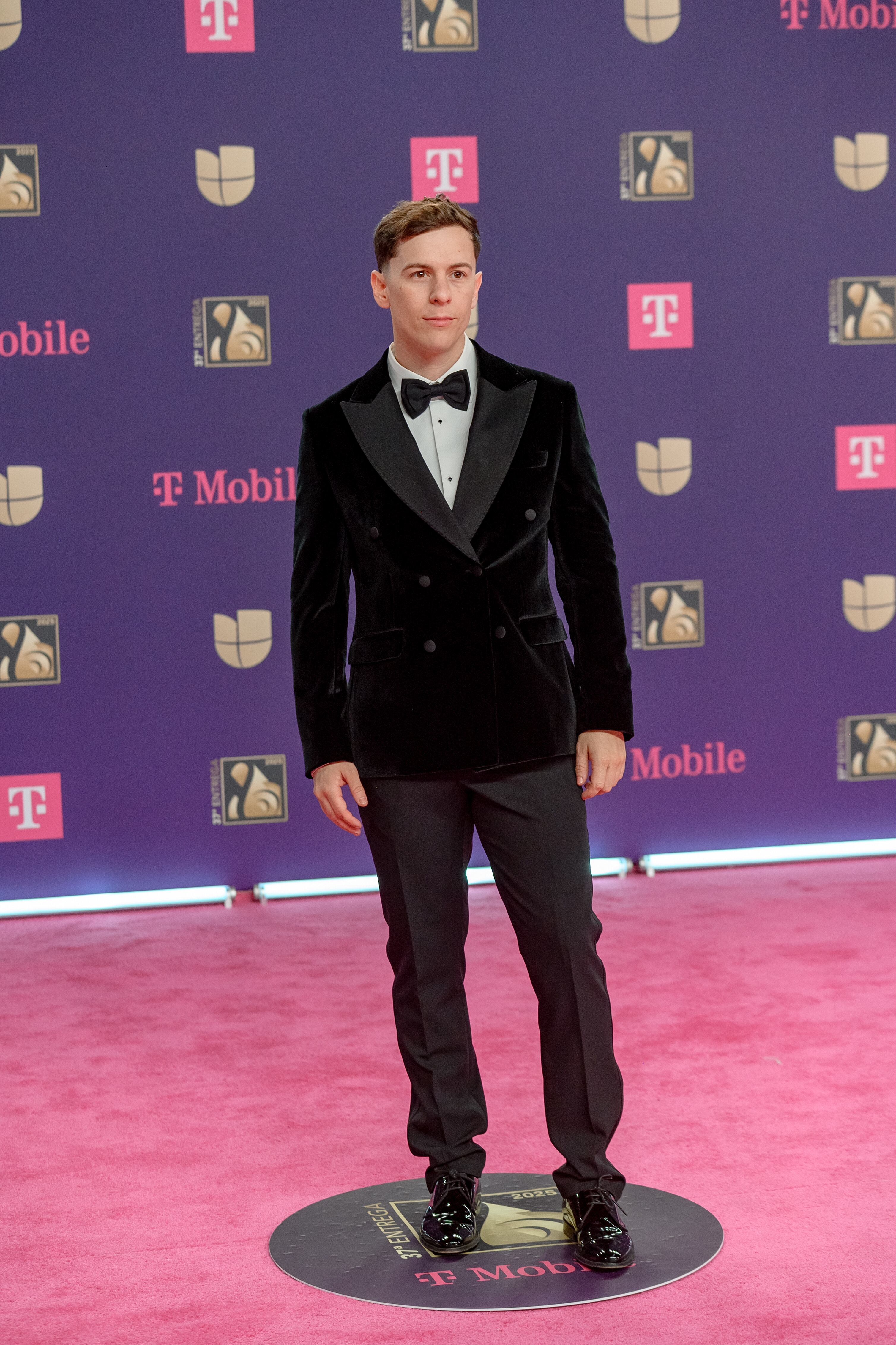 Guaynaa se puso elegante con pajarita y todo y apostando por el negro. Solo le faltaba Lele Pons al lado.