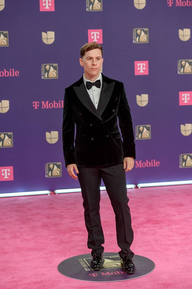 Guaynaa se puso elegante con pajarita y todo y apostando por el negro. Solo le faltaba Lele Pons al lado.