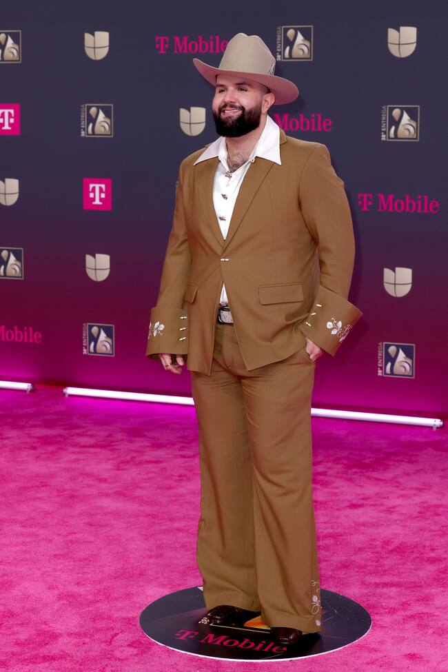 Uno de los grandes protagonistas de la noche que también escogió el marrón para su traje y que no se dejó su característico sombrero.