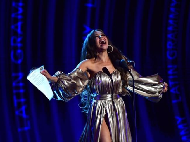 Thalía haciendo frente al abucheo por el premio a mejor álbum del año.
