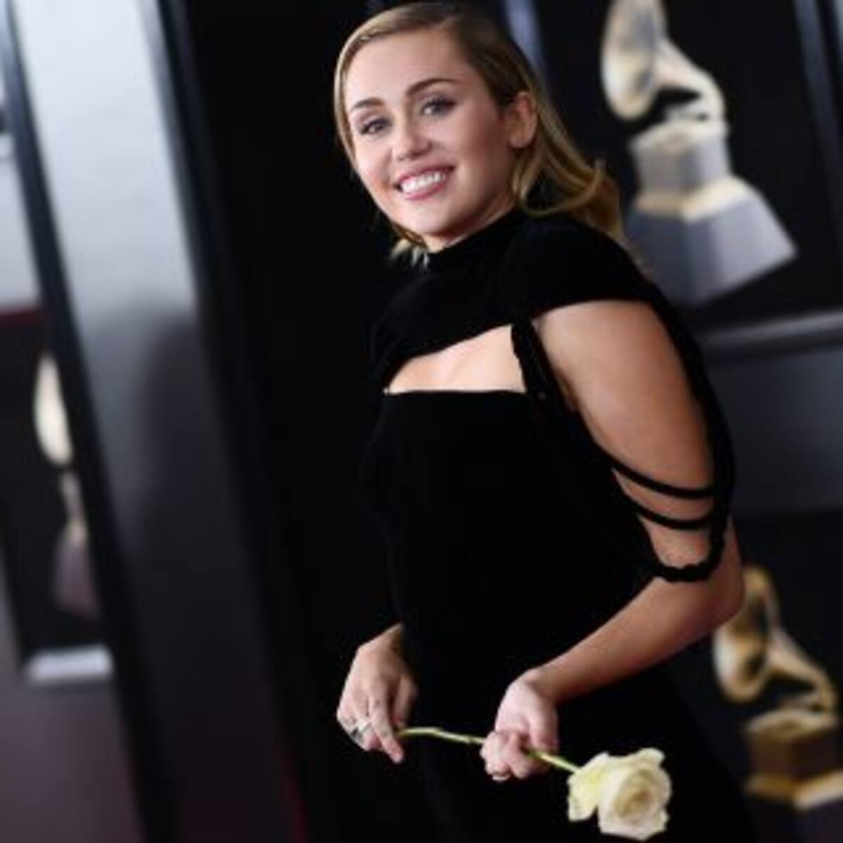 Miley Cyrus recordó uno de sus discos con fotos en topless