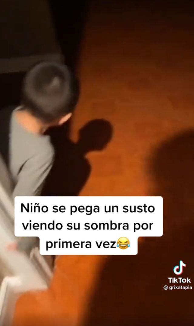 Niño descubre su sombra, se asusta y su reacción se viraliza