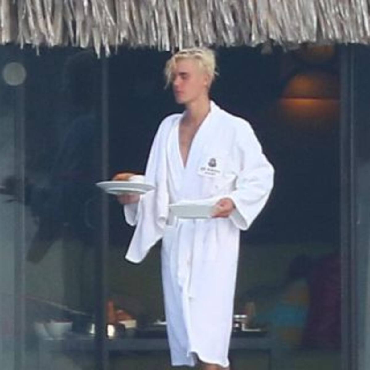 Justin Bieber anduvo desnudo por la playa