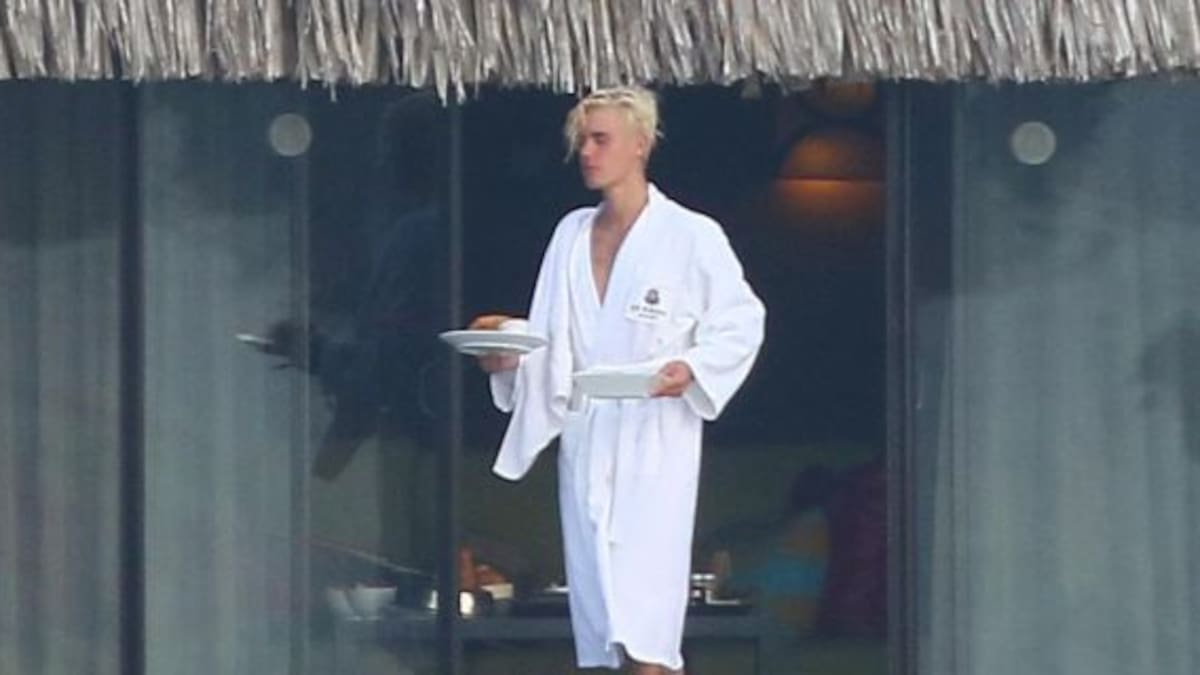 Justin Bieber anduvo desnudo por la playa