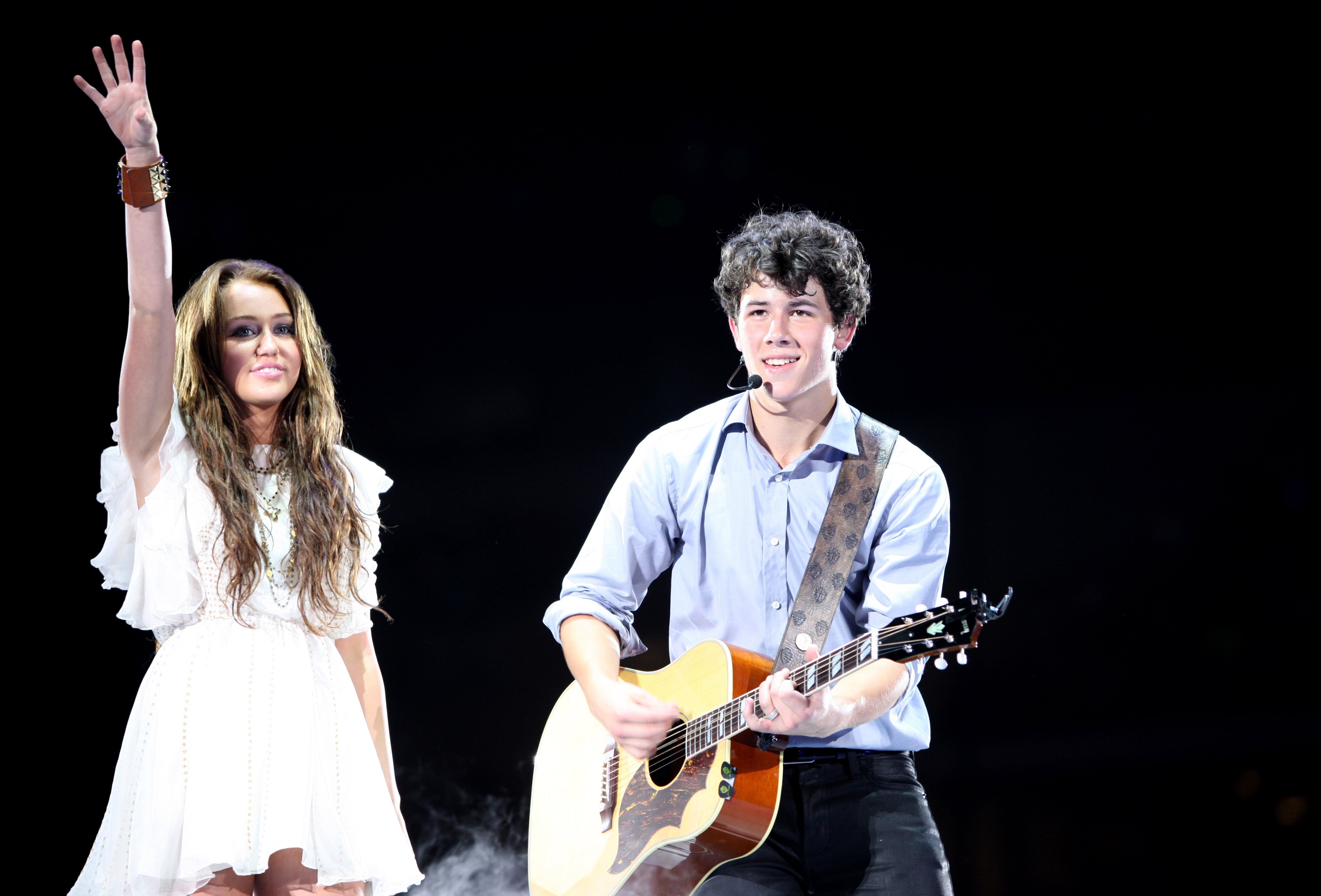 Miley Cyrus y Nick Jonas cantando  &#039;Before the Storm&#039;