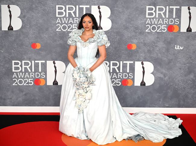 Jade Thirlwall arriesgó con un vestido blanco de corte matrimonial en la alfombra roja de los premios Brit 2025