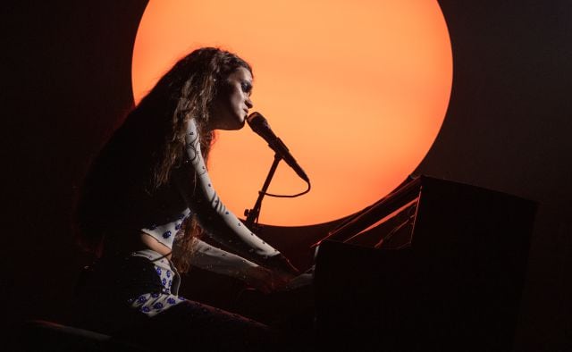 Amaia conquistando al público madrileño como mejor sabe: cantando al piano.