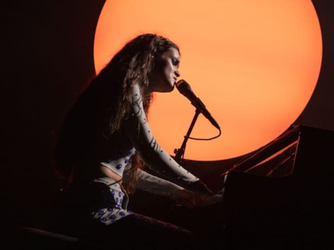 Amaia conquistando al público madrileño como mejor sabe: cantando al piano.