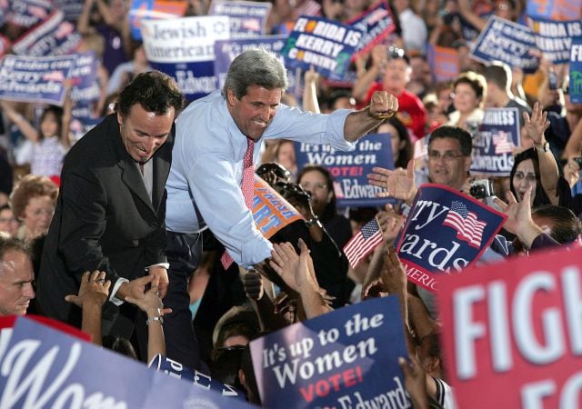 John Kerry, el candidato demócrata a las elecciones estadounidenses, junto a Bruce Springsteen, en un mitin en Florida en la campaña de 2004.