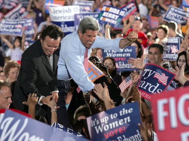 John Kerry, el candidato demócrata a las elecciones estadounidenses, junto a Bruce Springsteen, en un mitin en Florida en la campaña de 2004.