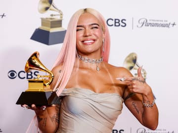 Karol G recibe de manos de Maluma y Christina Aguilera su primer Grammy americano y hace historia