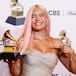 Karol G recibe de manos de Maluma y Christina Aguilera su primer Grammy americano y hace historia