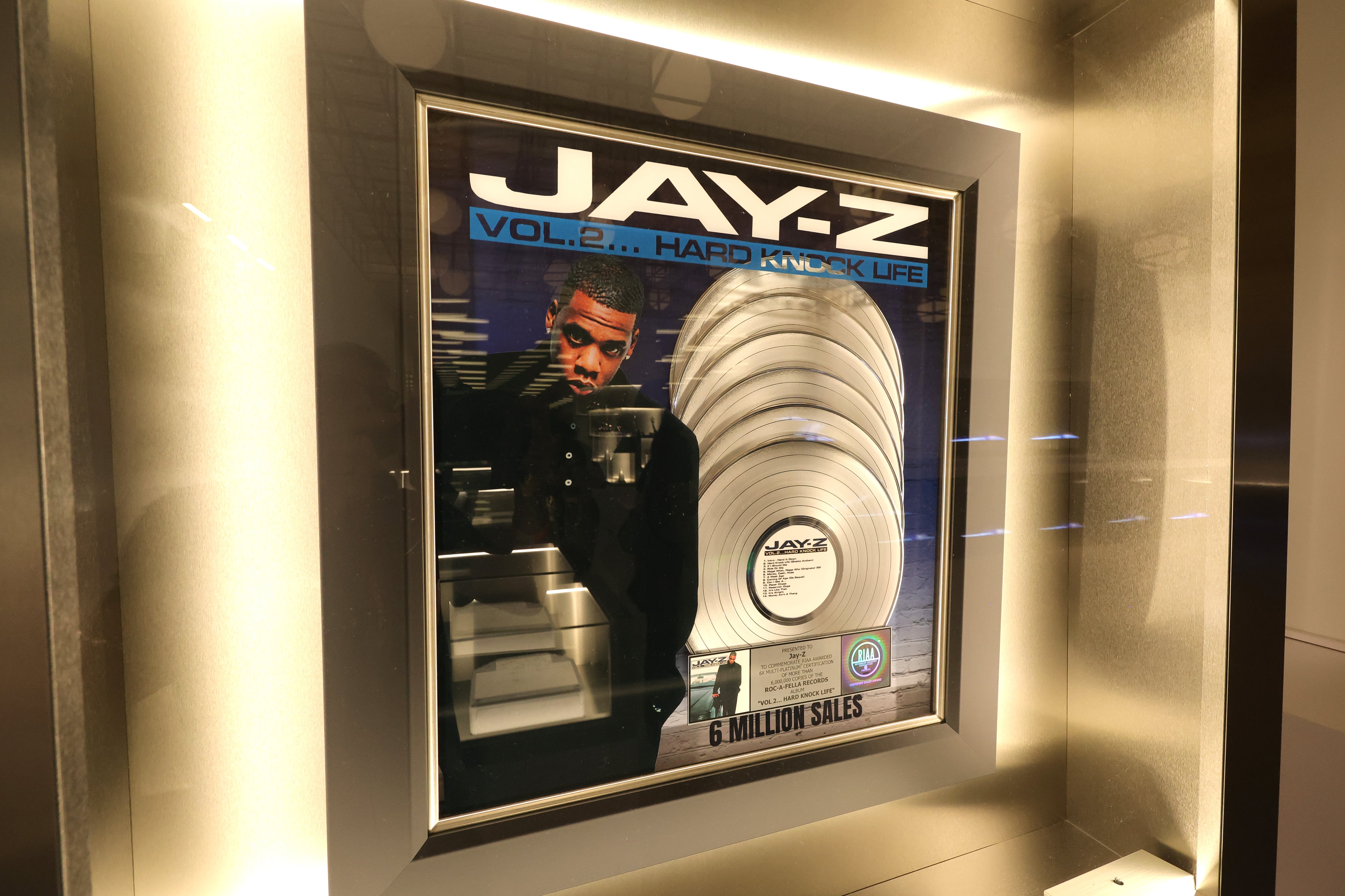 Objetos de la exposición &#039;The Book of Hov&#039; que resalta la vida y obra del rapero Jay-Z.