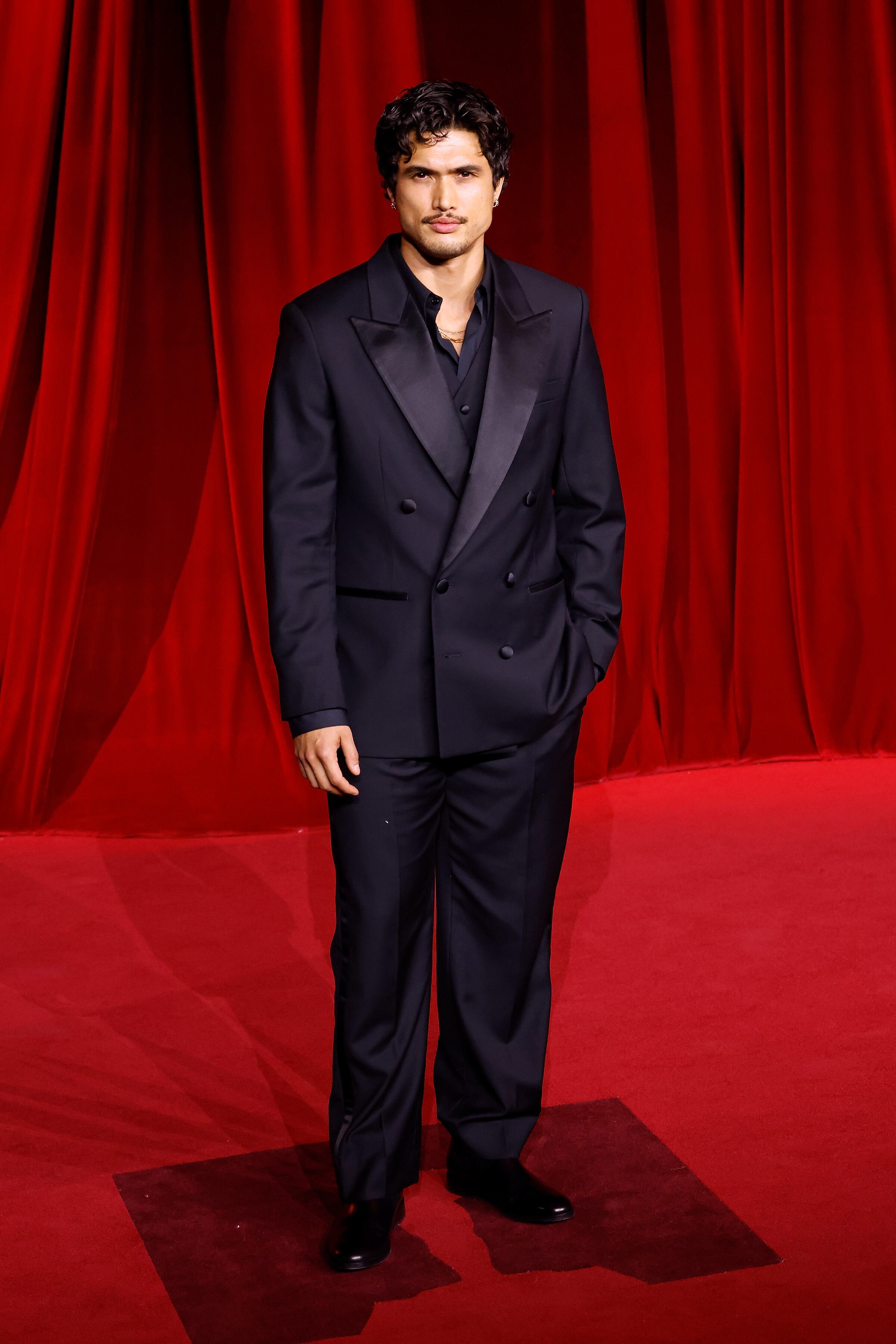 El actor de Riverdale dejó claro que todo un galán con este traje negro prescindiendo de corbata, que glamour, sí, pero sin pasarse.