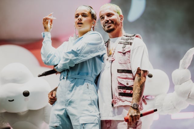 Rosalía y J Balvin durante su actuación en el Coachella 2019