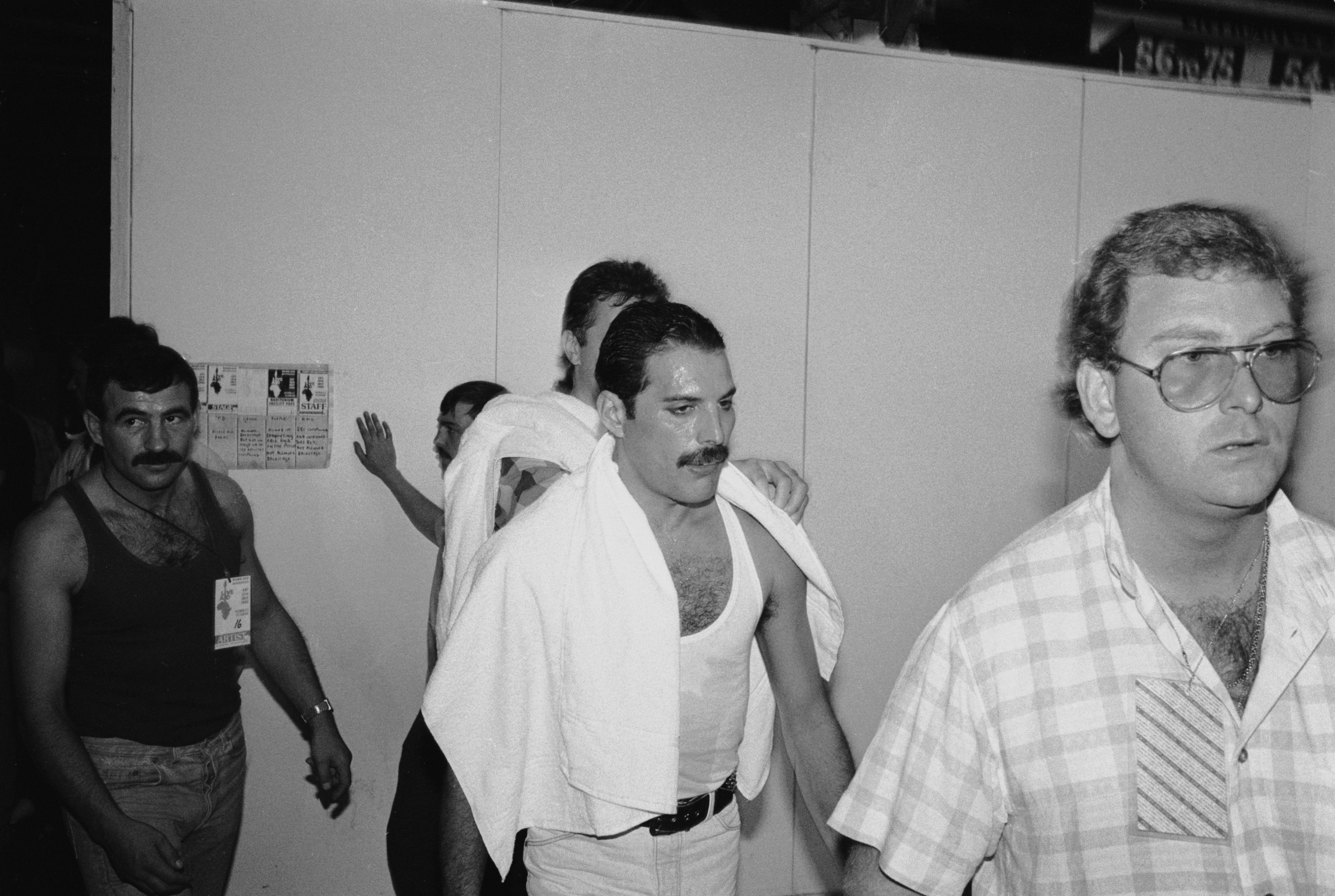 El astro del rock Freddie Mercury entre bastidores en el concierto Live Aid en Wembley, el 13 de julio de 1985. A la izquierda, su novio Jim Hutton. (Foto de Dave Hogan/Hulton Archive/Getty Images)