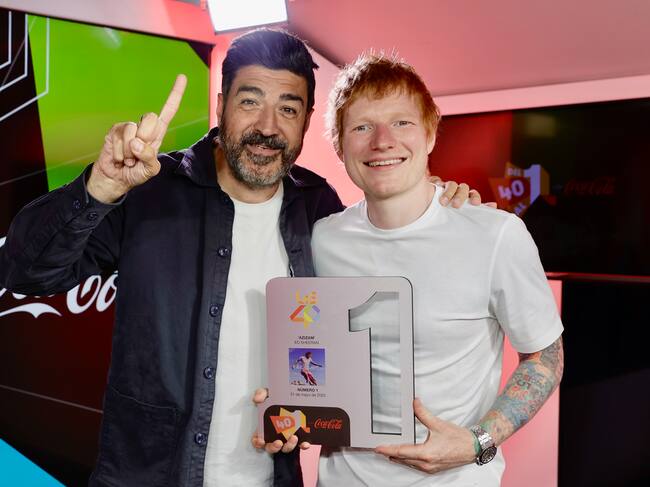 Así de contento ha posado Ed Sheeran con su nuevo reconocimiento y junto a Tony Aguilar, que ha tenido el placer de entregárselo.