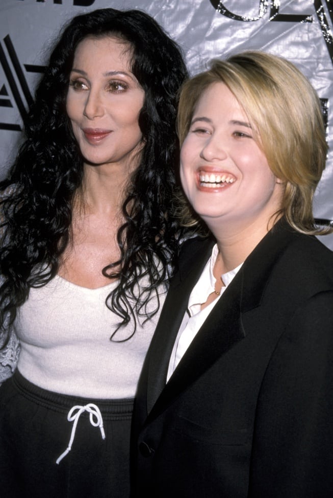 Cher and Chastity Bono posando en la novena edición de los GLAAD Media Awards