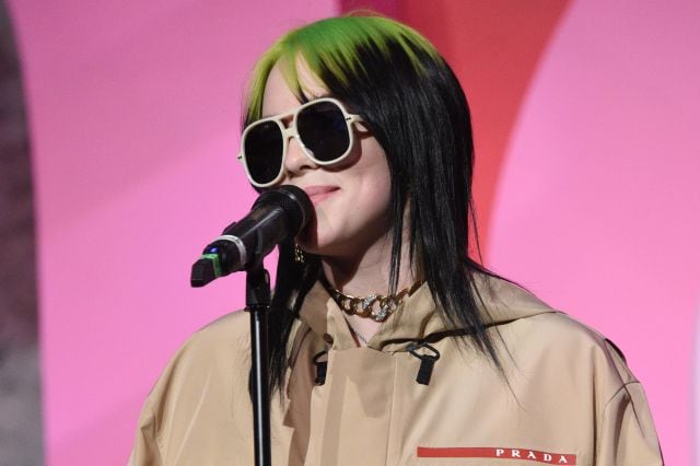 Billie Eilish con su icónico peinado.