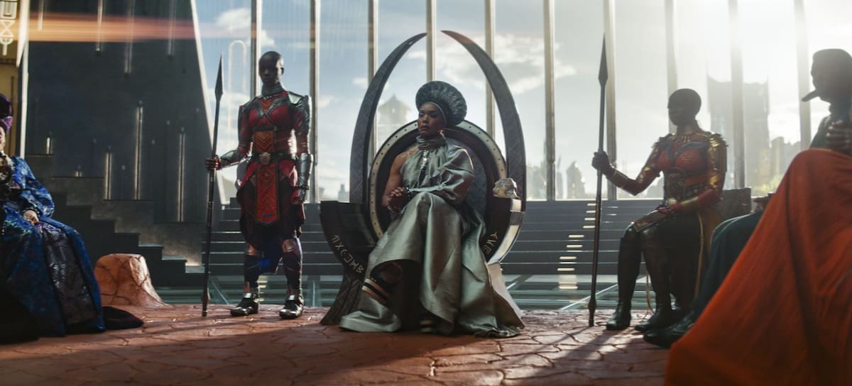 La Reina Ramonda en el trono de Wakanda.